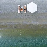 아파트 Penelope's Blue Sea Front Residenses